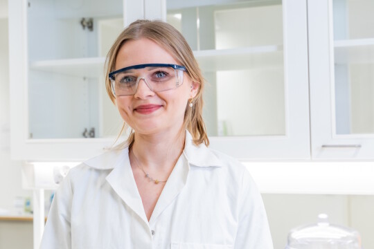 Alicja-Lawrynowicz lähikuvassa laboratoriossa valkotakissa ja suojalaseissa.
