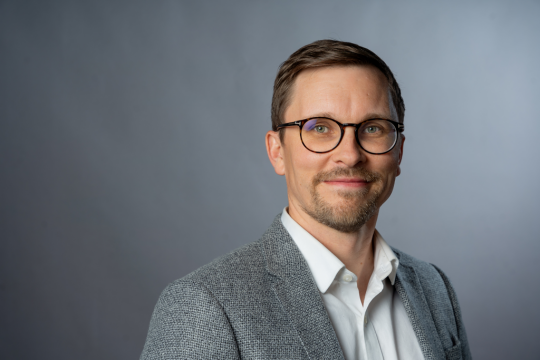 Oskar Karlström lähikuvassa.